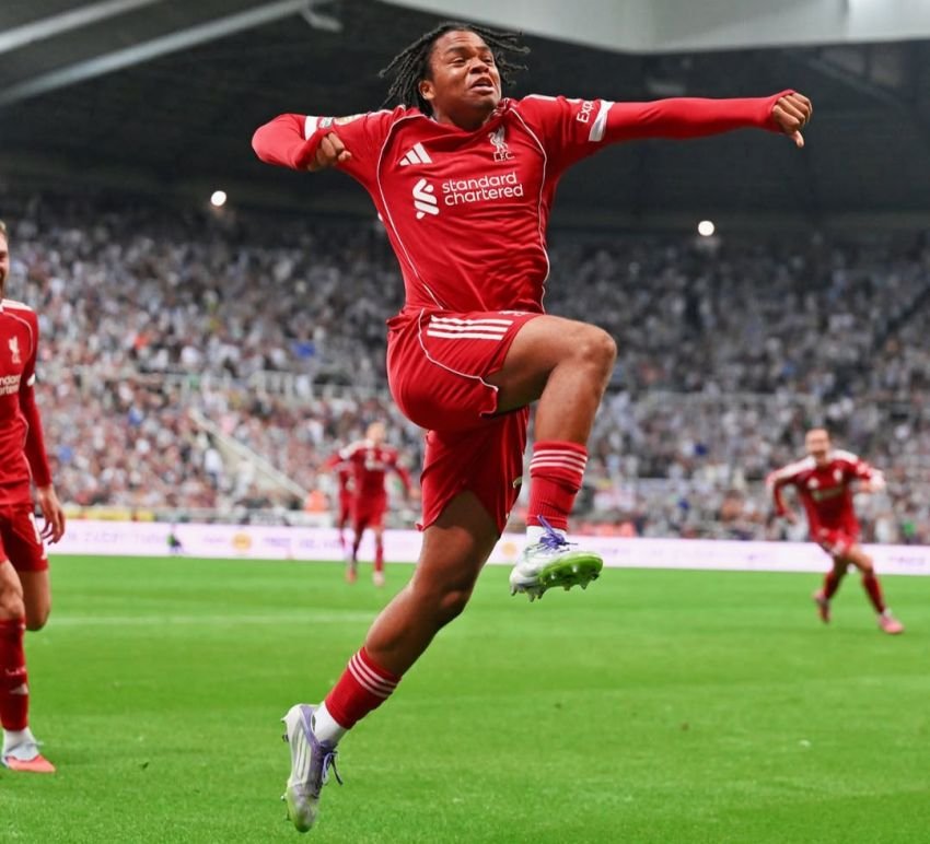 Dari Bangku Cadangan Ngumoha Jadi Pahlawan di Menit Akhir, Liverpool Tundukkan Newcastle 3-2 di St. James&rsquo; Park