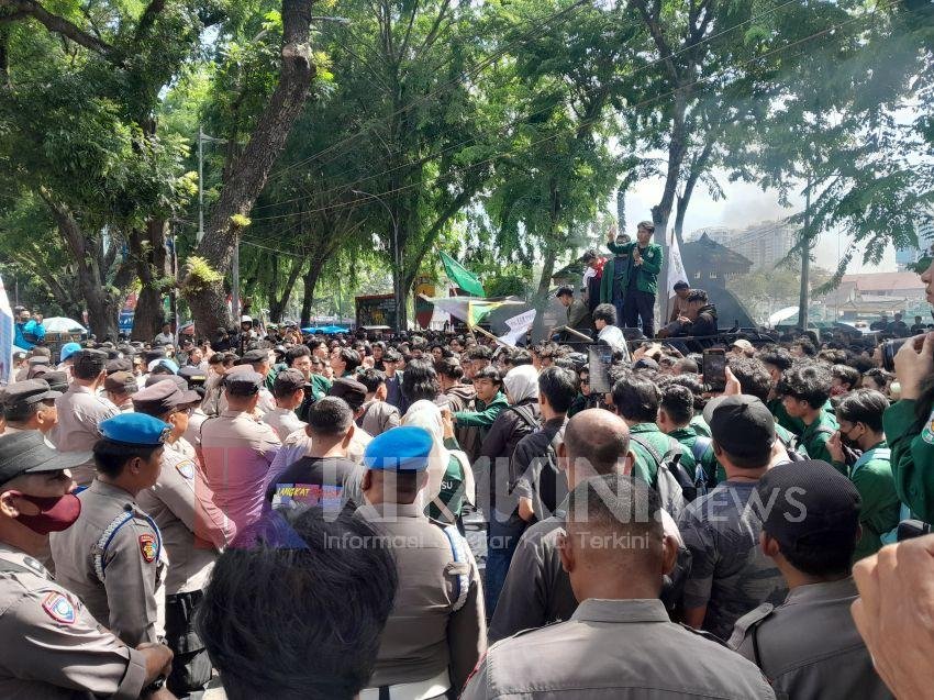 Ratusan Mahasiswa di Medan Teriakkan Bubarkan DPR