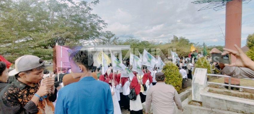 Cipayung Plus Geruduk Kantor Bupati Tapsel