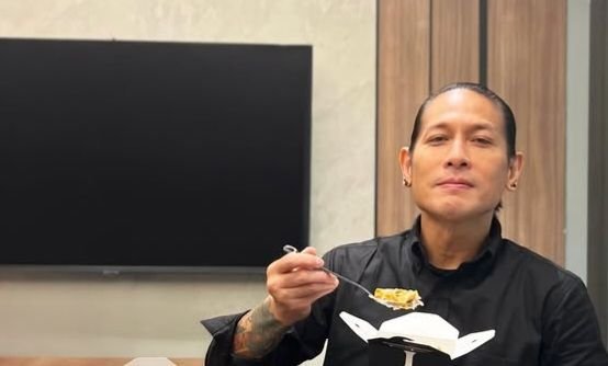 Bicara Soal Patah Hati Bareng Raditya Dika, Chef Juna: Bego!