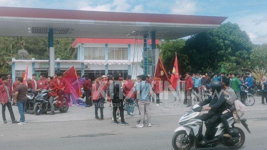 Ratusan Mahasiswa Cipayung Plus Berkumpul Menuju Kantor DPRD dan Polres Tapsel