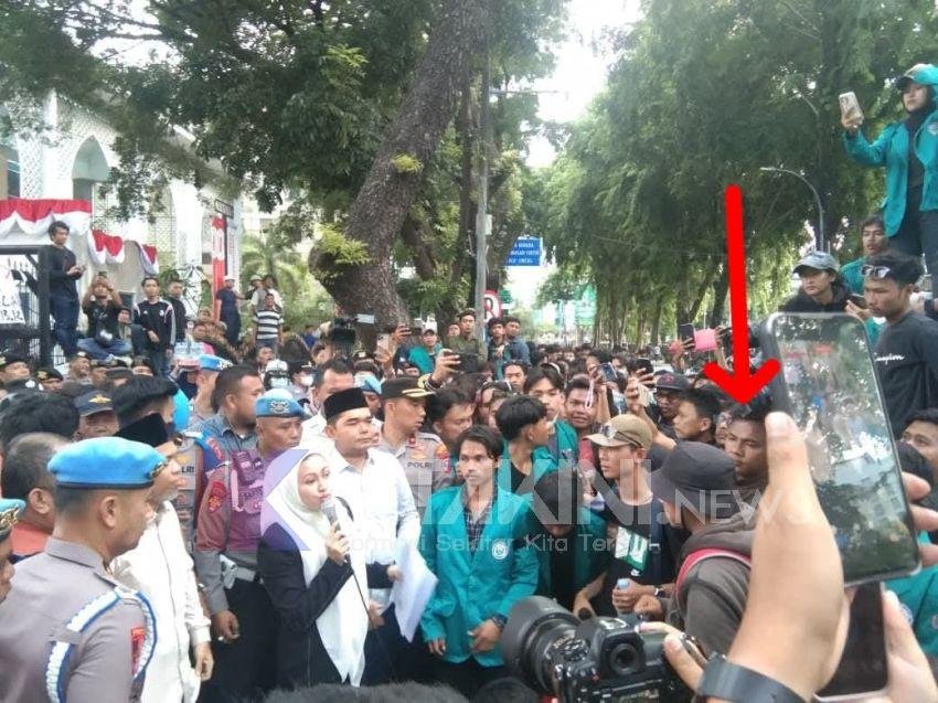 3 Pimpinan DPRD Sumut "Dipantati" Ratusan Mahasiswa
