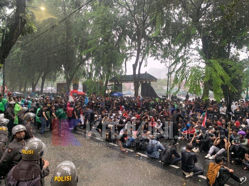 Ratusan Massa Aksi Duduk di Jalan Imam Bonjol Medan