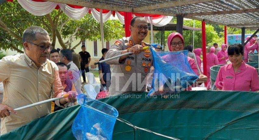Wujud Kepedulian Ketapang, Polres Langkat Panen Ikan Bioflok