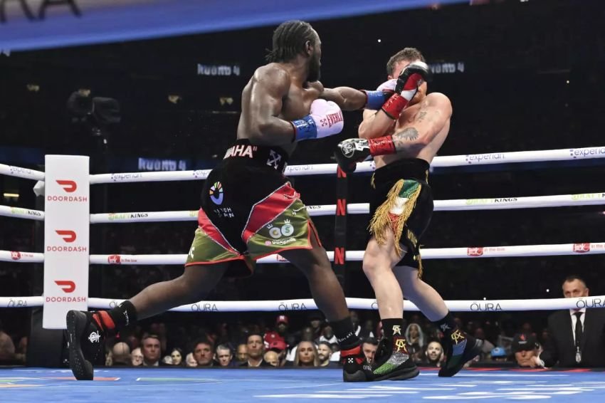Terence Crawford Taklukkan Canelo &Aacute;lvarez, Catat Sejarah di Las Vegas