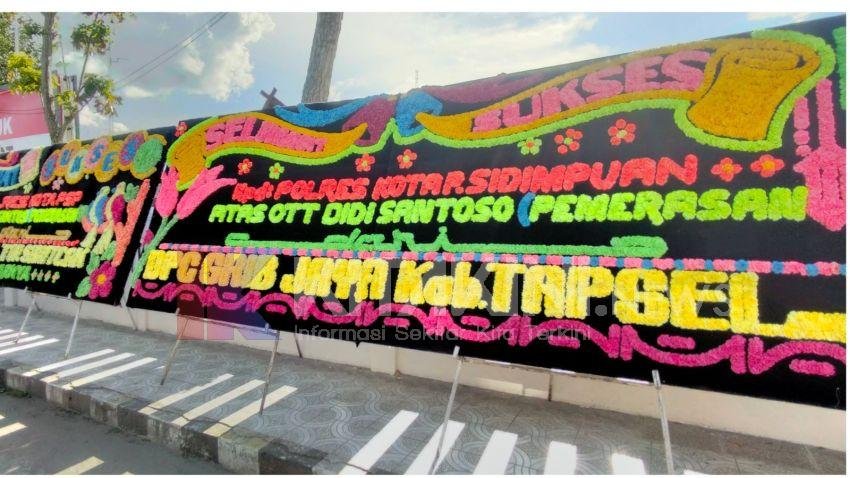 Papan Bunga Kasus &lsquo;OTT LSM&rsquo; di Depan Mapolres Padangsidimpuan, Polisi Masih Menutup