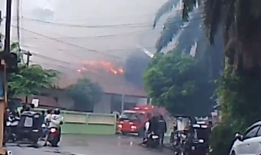 Kantin SMA Negeri 5 Padangsidimpuan Terbakar, Siswa Berhamburan Keluar Sekolah