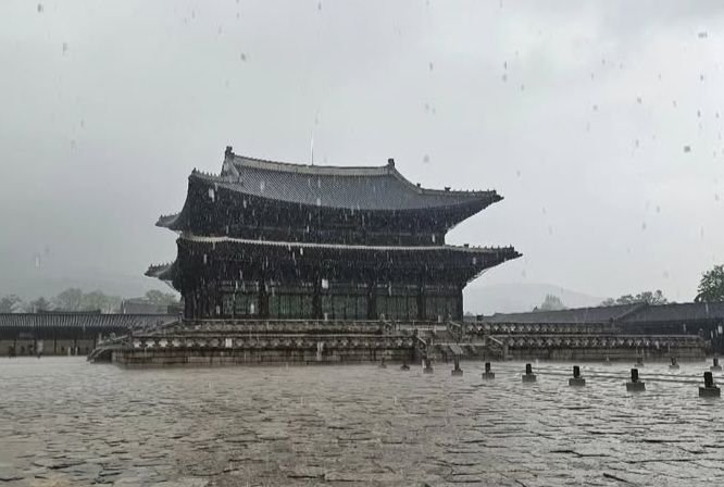Jorok! Sepasang Turis BAB di Tembok Istana Gyeongbokgung Korsel