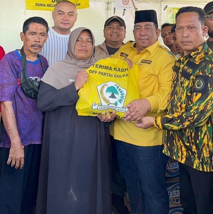 Ketum PP AMPG Tinjau Banjir Sembari Serahkan Bantuan ke Tanjung Pura, Langkat
