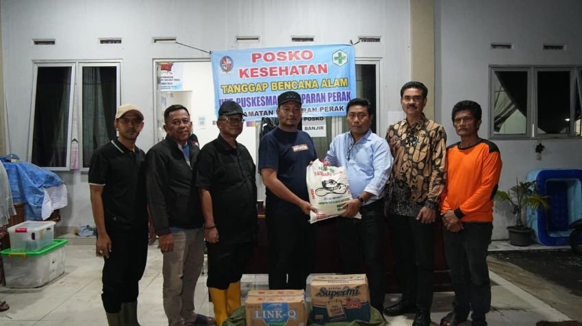 Wabup Tinjau Posko Pengungsian Korban Banjir di Hamparanperak dan Salurkan Logistik