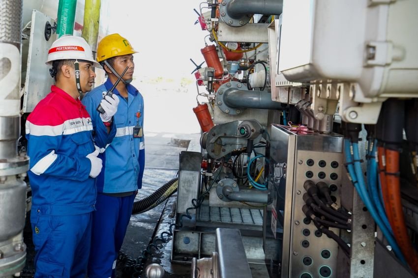 Cuaca Ekstrem Tunda Sandar Kapal BBM di Belawan