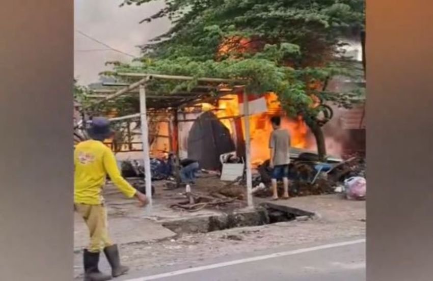 Diduga Korsleting Listrik, Rumah yang Dijadikan Bengkel Motor Ludes Terbakar