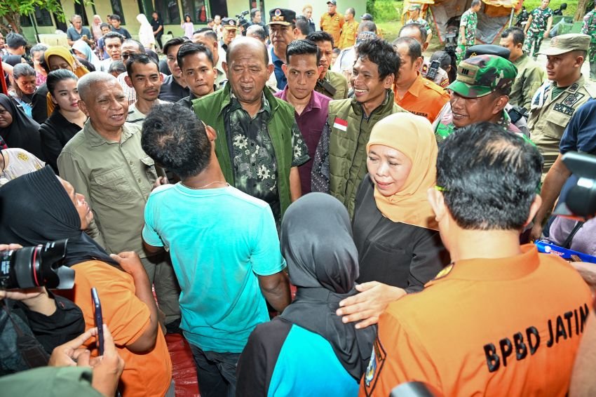 Wagubsu Bersama Gubernur Jatim Khofifah Tinjau Korban Banjir Langkat