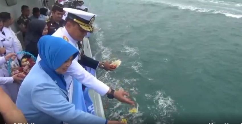 Peringati Hari Pahlawan, Komando Daerah Angkatan Laut I Lakukan Tabur Bunga di Laut