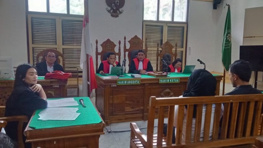 Pasutri Dituntut 2,5 Tahun Penjara dalam Kasus Penipuan Proyek Fiktif Rp1,4 Miliar