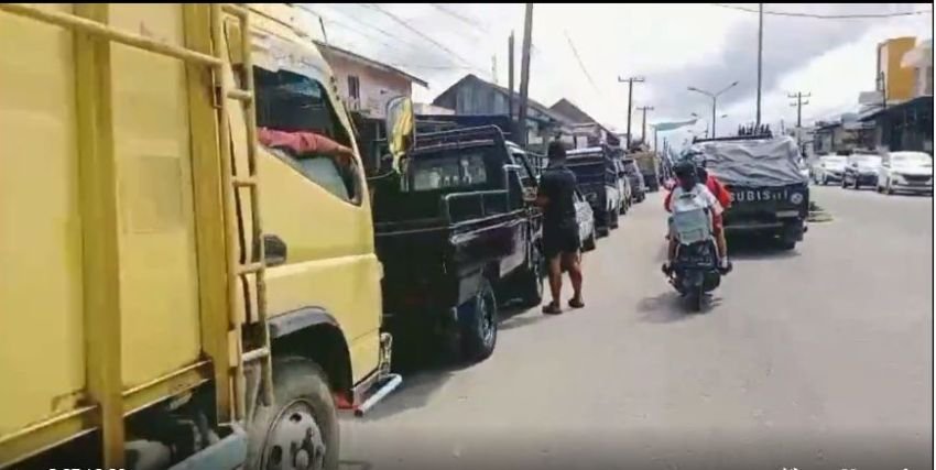Antrean Kendaraan di SPBU Kabupaten Dairi Sebabkan Kemacetan Lalulintas