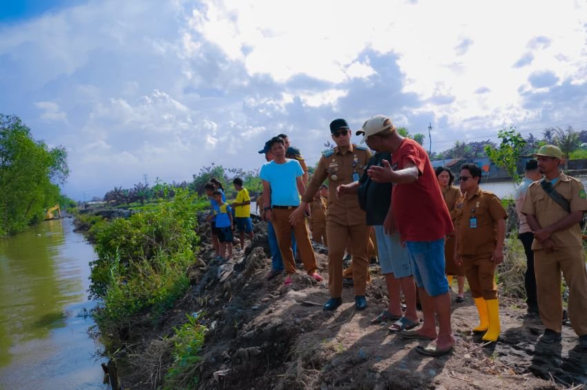 Tinjau Tanggul Jebol di Medan Labuhan, Rico Waas : Perbaikan Langsung Dilakukan Sepanjang Satu Kilometer