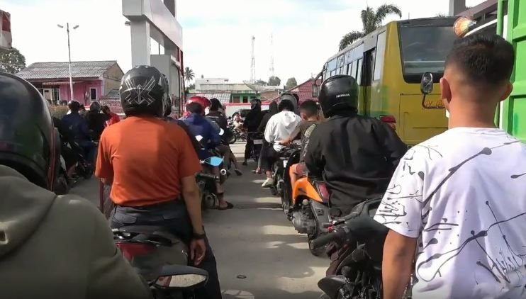 Sulit, Antrean Kendaraan Mengisi BBM di Pangururan Samosir Sampai 2 Kilometer