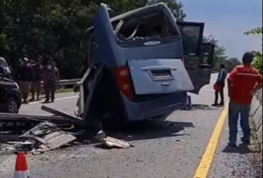 Bus TNI AL Angkut 24 Penumpang Mengalami Kecelakaan di Tol Belmera