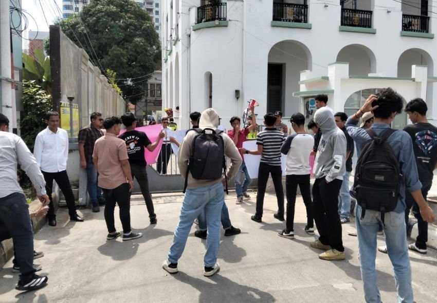 Rubuhkan Bangunan Bersejarah dan &ldquo;Gusur UMKM&rdquo;, Mahasiswa Demo Kepala PT KAI Divre I Sumut