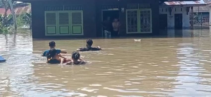 Hampir Seluruh Desa Terendam, Akses ke Kecamatan Tanjungpura Masih Putus