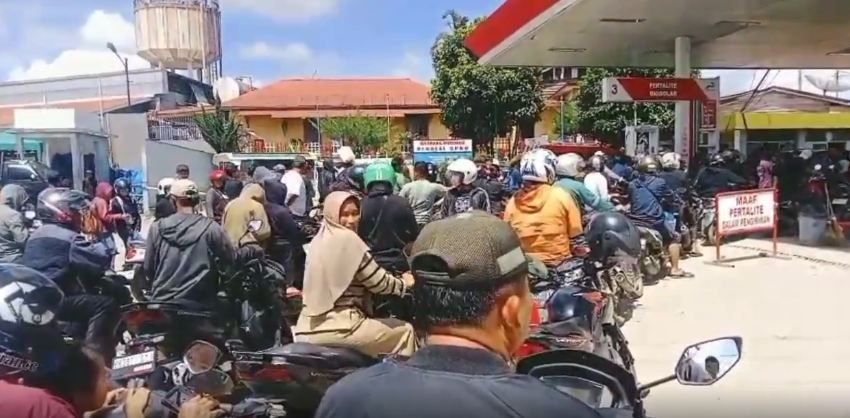 Antrean BBM para Pengendara Masih Mengular di SPBU Karo