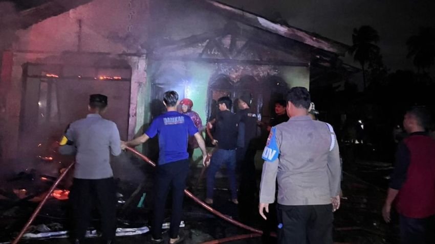 Lima Unit Damkar Padamkan Api yang Hanguskan Rumah di Desa Purbatua Padangsidimpuan