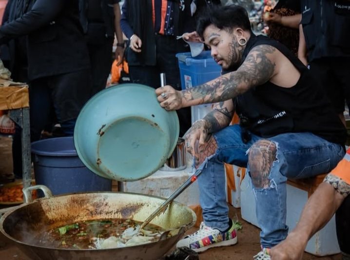 King Abdi Fokus di Dapur Umum Pengungsi Korban Bencana