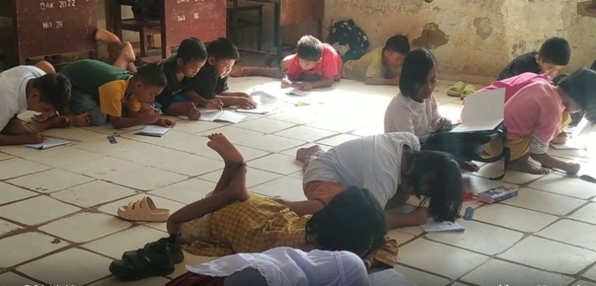 Meski Tempat Terbatas Akibat Bencana, Siswa di Tukka Tetap Semangat Belajar