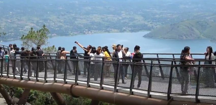 Pelancong Nikmati Panorama Danau Toba dari Menara Pandang Tele Samosir