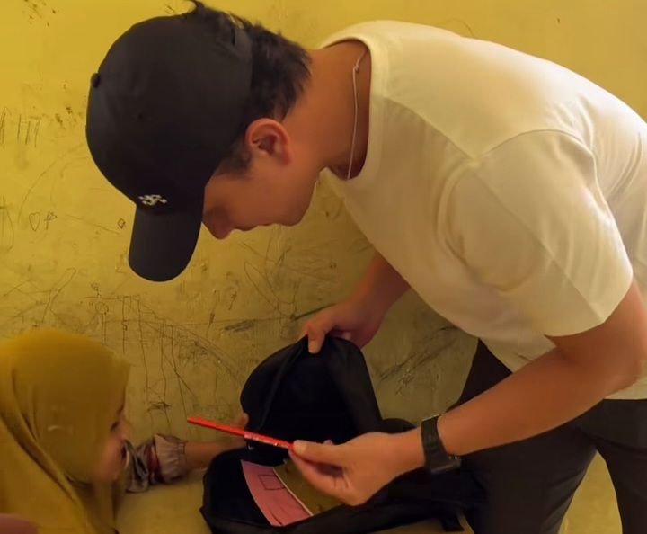 Nicholas Saputra Turun ke Aceh, Bawa Perlengkapan Sekolah Anak SD