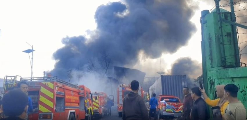 Usai Kebakaran Pabrik Sandal, Ribuan Pekerja Terancam Kehilangan Pekerjaan