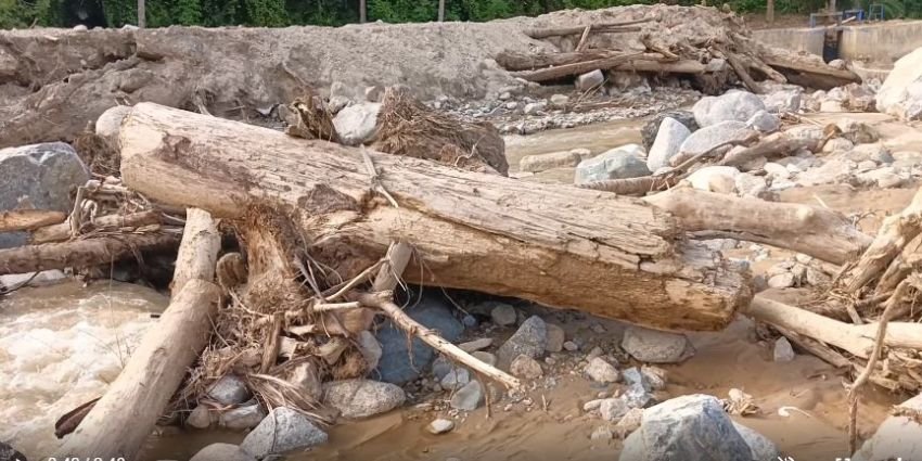 Potongan Kayu Gelondongan dan Batu Masih Menumpuk di Aliran Sungai Siondop