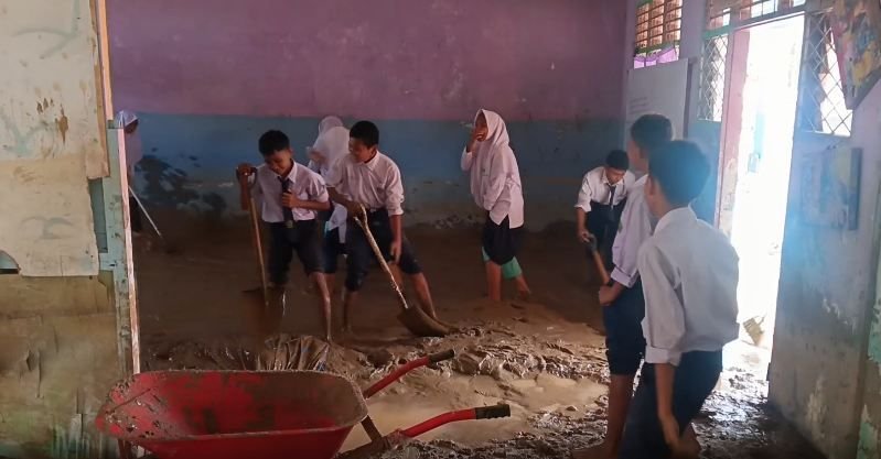 Kembali Dihantam Banjir, Tembok Sekolah Jebol dan Bangunan Hunian Sementara Ambruk