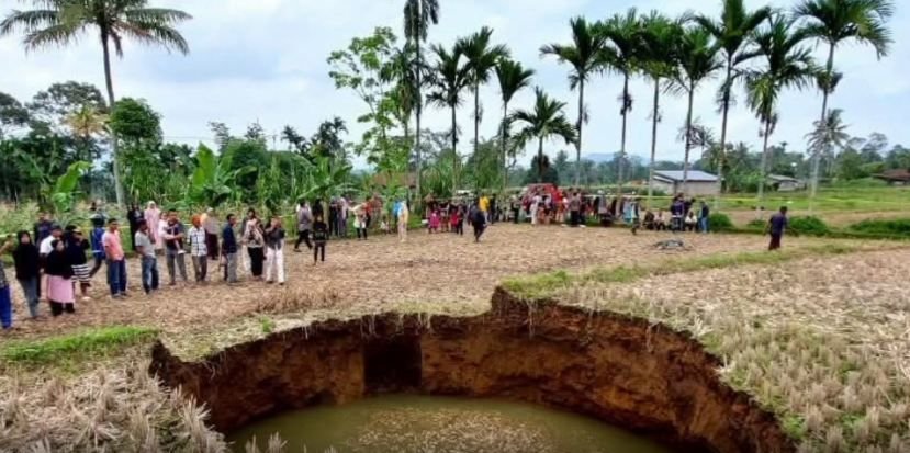 Tanah Ambles Membentuk Lubang Misterius Berdiameter 15 Meter di Situjuah
