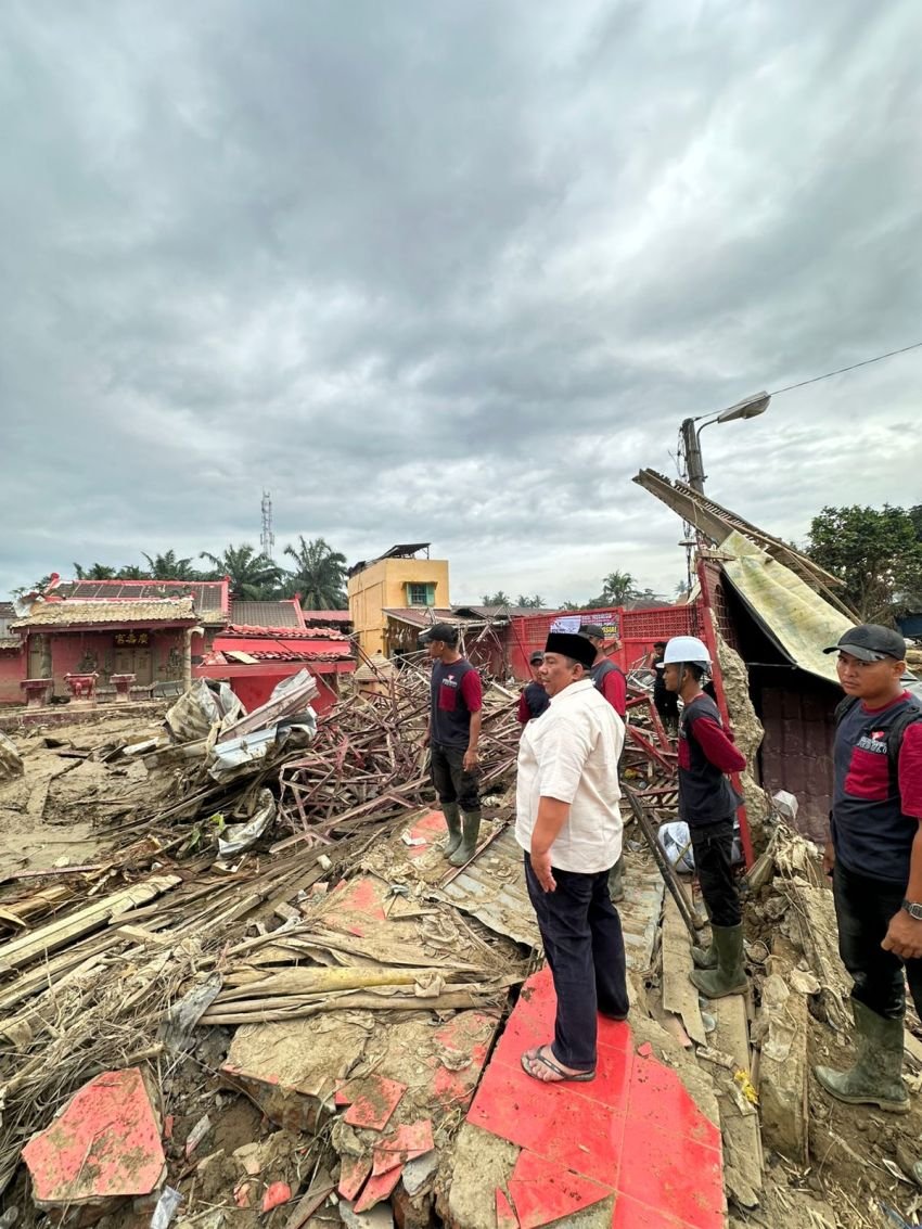 Pemuda Masjid Dunia dan Artha Graha Peduli Kolaborasi Bersihkan Masjid dan Vihara di Lokasi Bencana