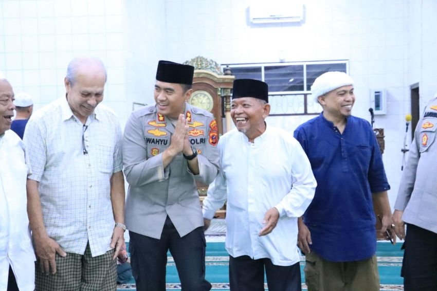 Silaturahmi Jumat Berkah, Kapolres Labuhanbatu Sampaikan Pesan Kamtibmas di Masjid Baiturrahman Rantauprapat