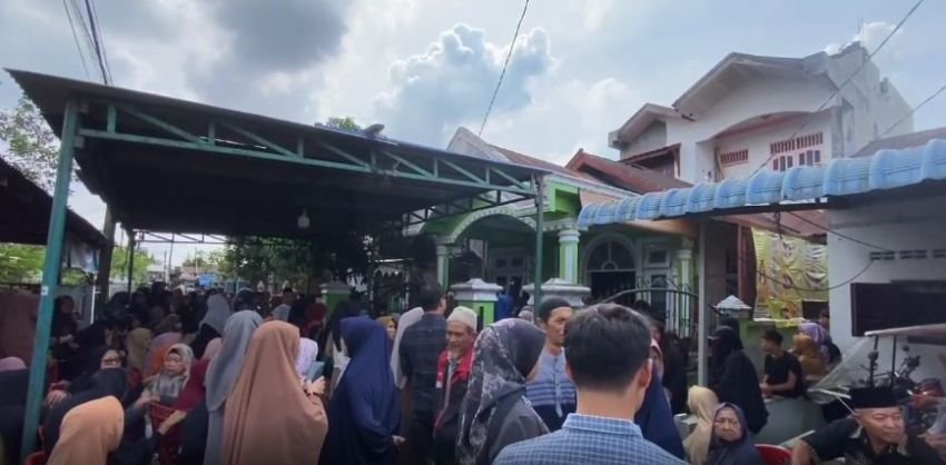 Suasana Rumah Duka Sekeluarga Tewas Tabrakan Kereta Api Deliserdang
