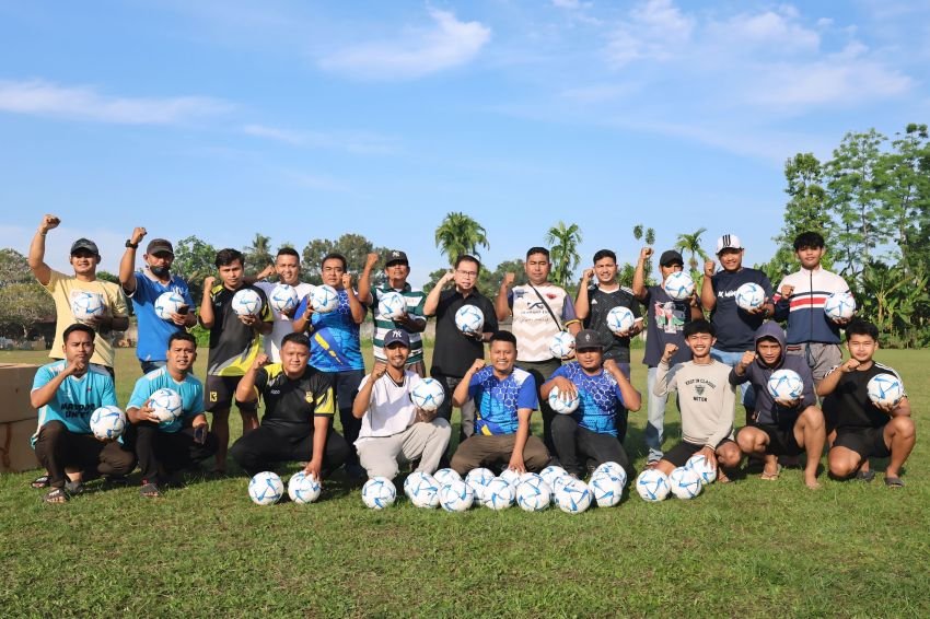 Berikan Bola Standar FIFA untuk Lapangan Desa