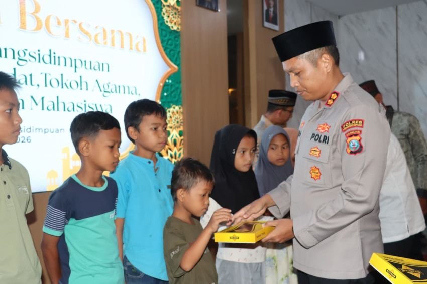 Senyum Ceria Puluhan Anak Yatim Piatu di Mapolres Padangsidimpuan