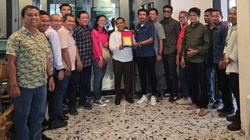 Forwakum Sumut beri Cinderamata kepada Deny Marincka Pratama yang Ditugaskan ke Kejagung