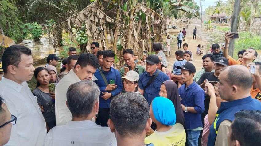 Gubernur Bobby Nasution Tinjau Korban Banjir Tapteng
