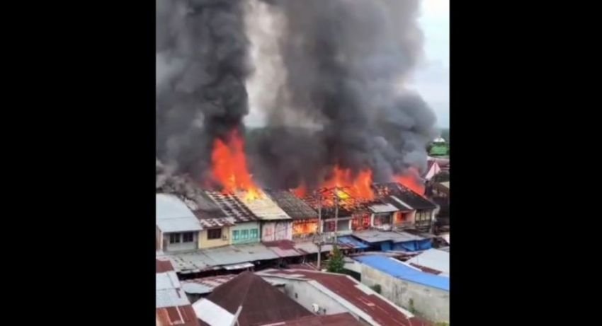 Kebakaran Hanguskan 10 Rumah di Pasar Pekong Medan Labuhan