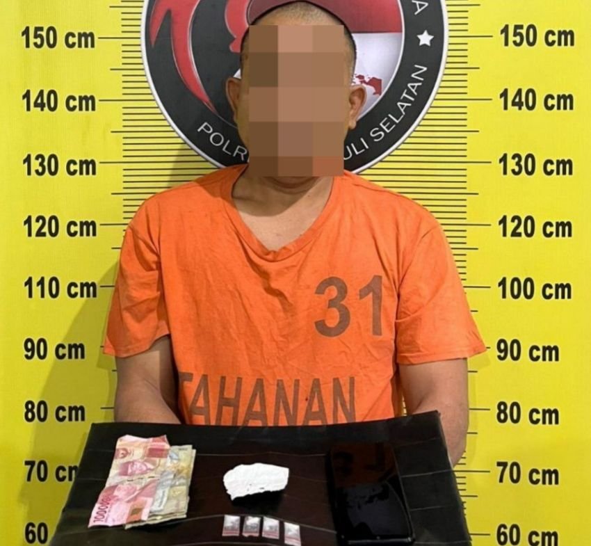 Pria Ini Duduk Santai di Warung, Tunggu Pelanggan Beli Sabu