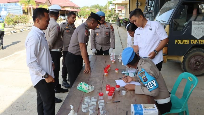 Pastikan Personel Tidak Terlibat Penyalahgunaan Narkotika, Polres Tapteng Gelar Tes Urine Mendadak