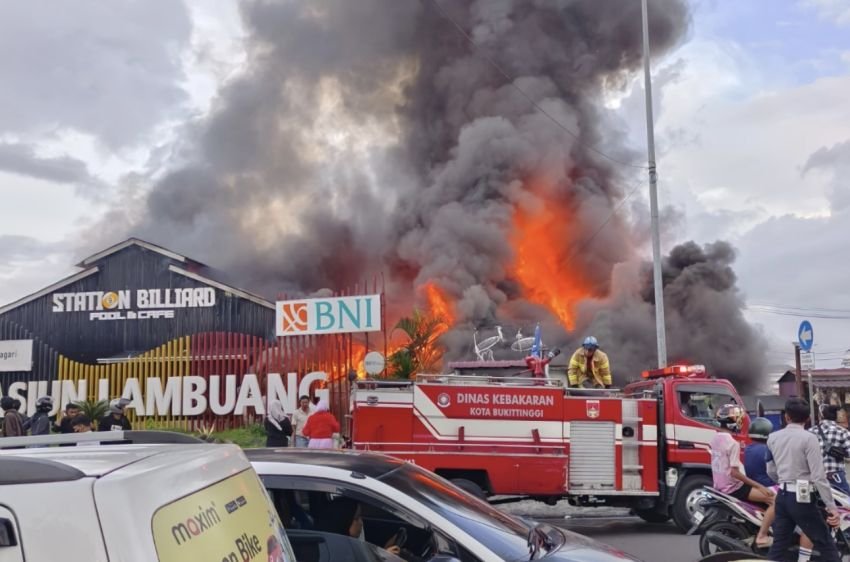 Tiga Korban Luka dalam Kebakaran Hebat di Simpang Tugu Polwan Bukittinggi