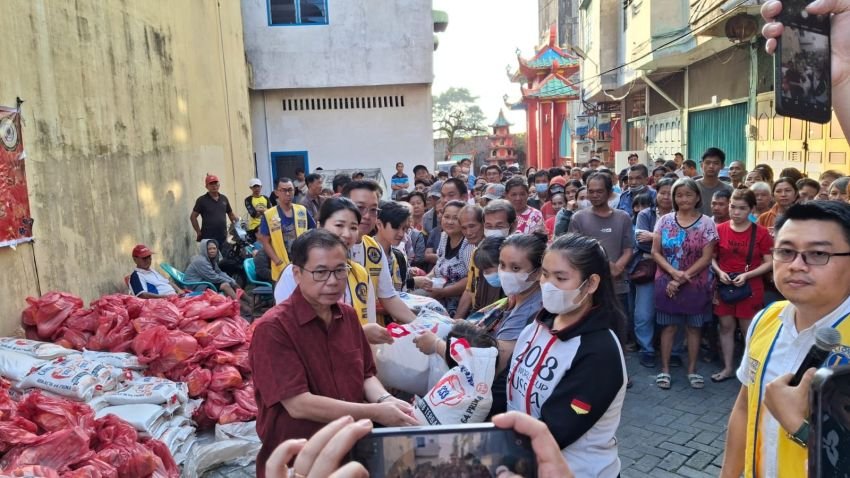 Tak Bisa Membaca Bahkan Mengeja Nama, Aing Datang dengan Harapan Pendidikan di Bakti Sosial Imlek Dr Sofyan Tan