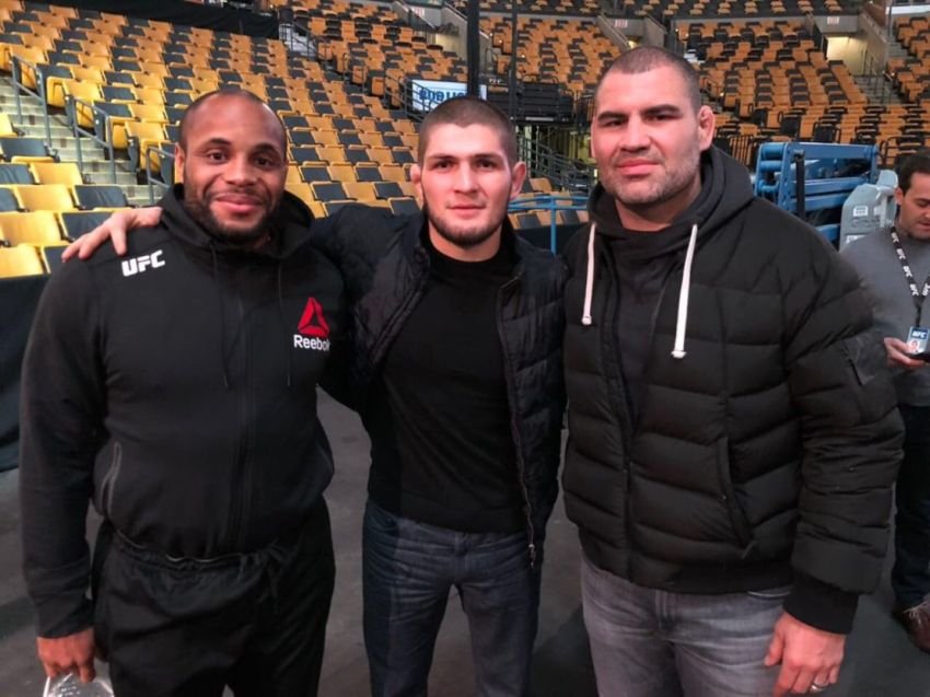 Cain Velasquez Bebas, Jagat MMA Bergejolak: Dukungan dan Perdebatan Menggema