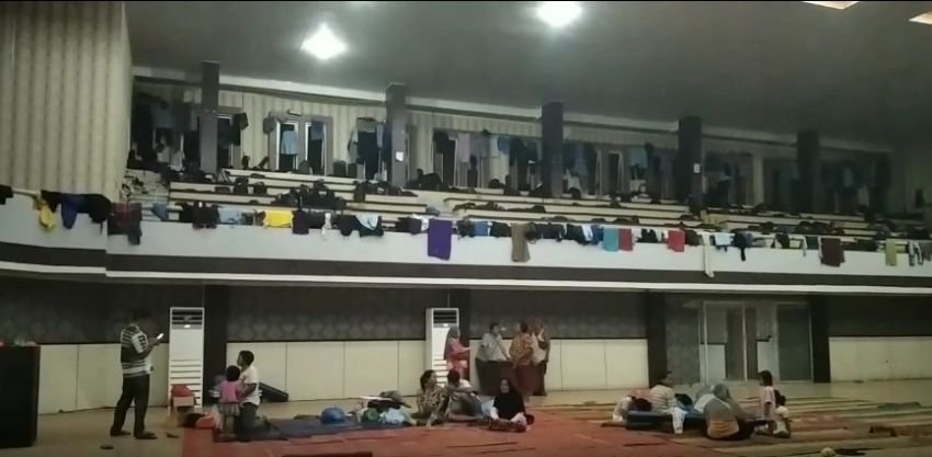 Kesedihan Warga Terdampak Bencana di Pengungsian GOR Pandan Tapteng saat Ramadan