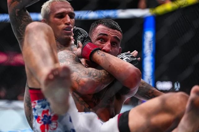 Oliveira Dominan, Holloway Tak Berkutik di UFC 326